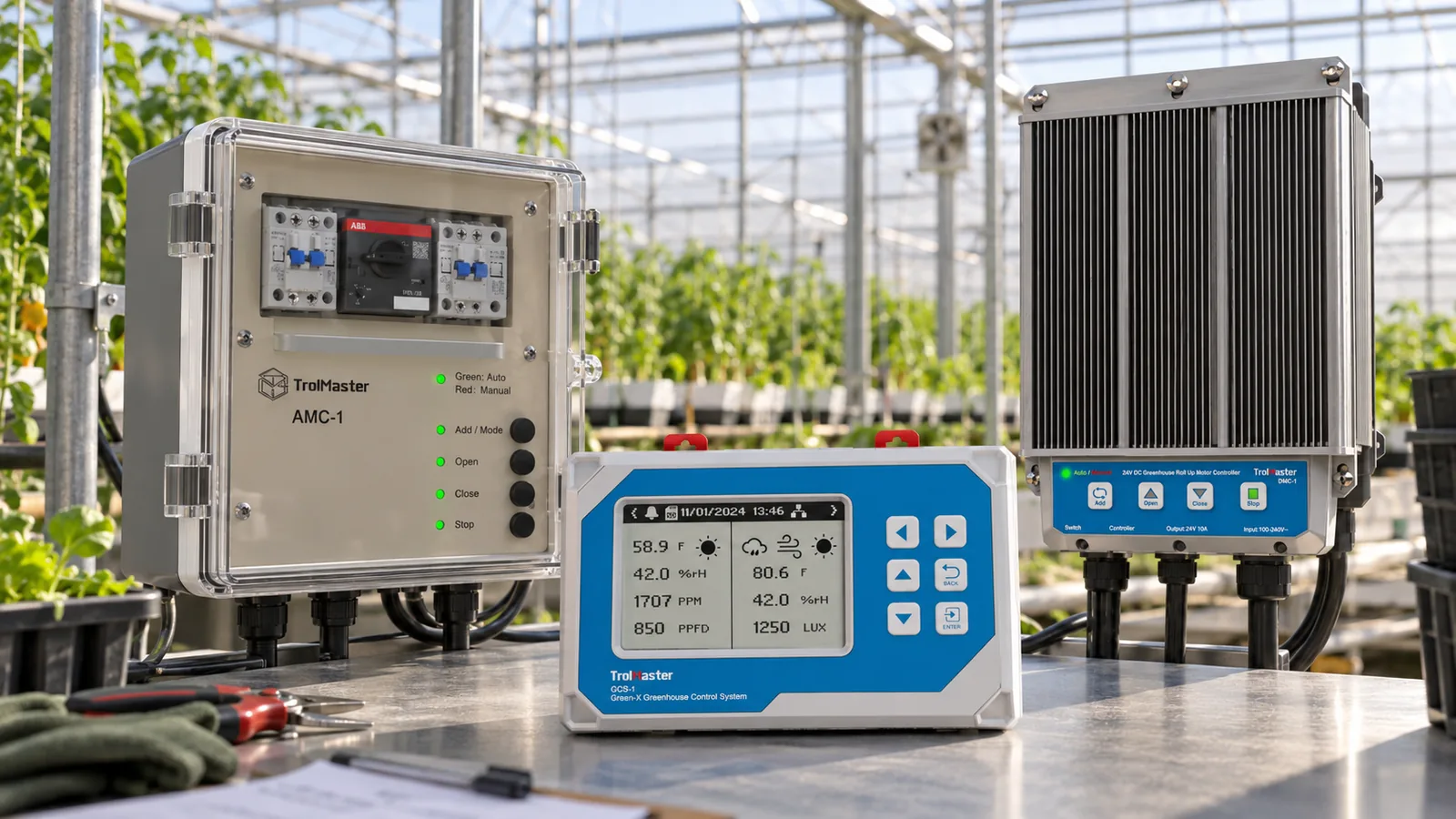 ตัวควบคุมโรงเรือน TrolMaster GCS-1 วางคู่กับตู้ควบคุมมอเตอร์ม่าน AMC-1 และ DMC-1 ในโรงเรือน